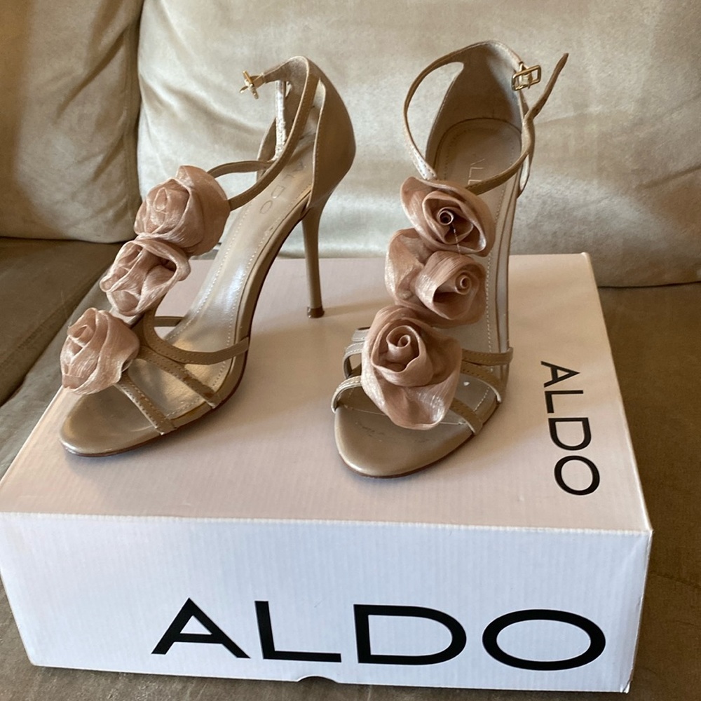 Beautiful nude rose sandal. Size EUR 37, gently used, comes in original box.